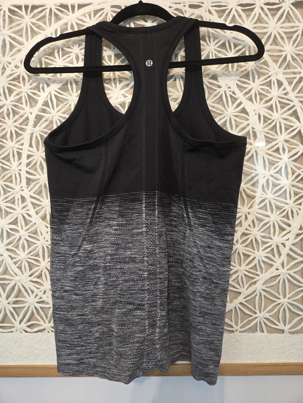 Lululemon Swiftly Tech Racerback Tank Size 8 White Black Seamless Athletic Top - Picture 9 of 9